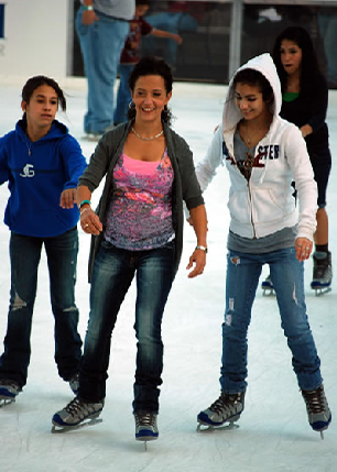 family_skating_2.jpg